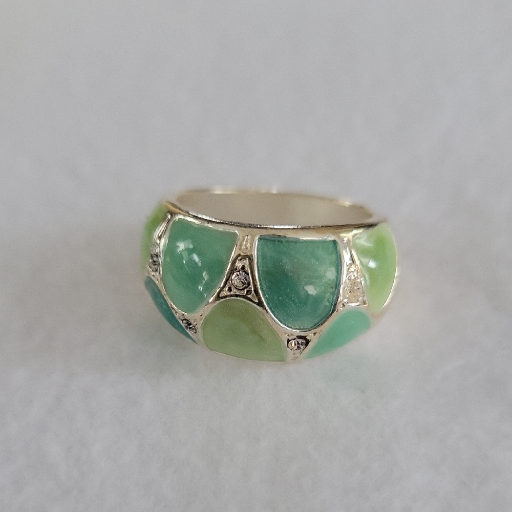 Elegant Green and Silver Women's Ring